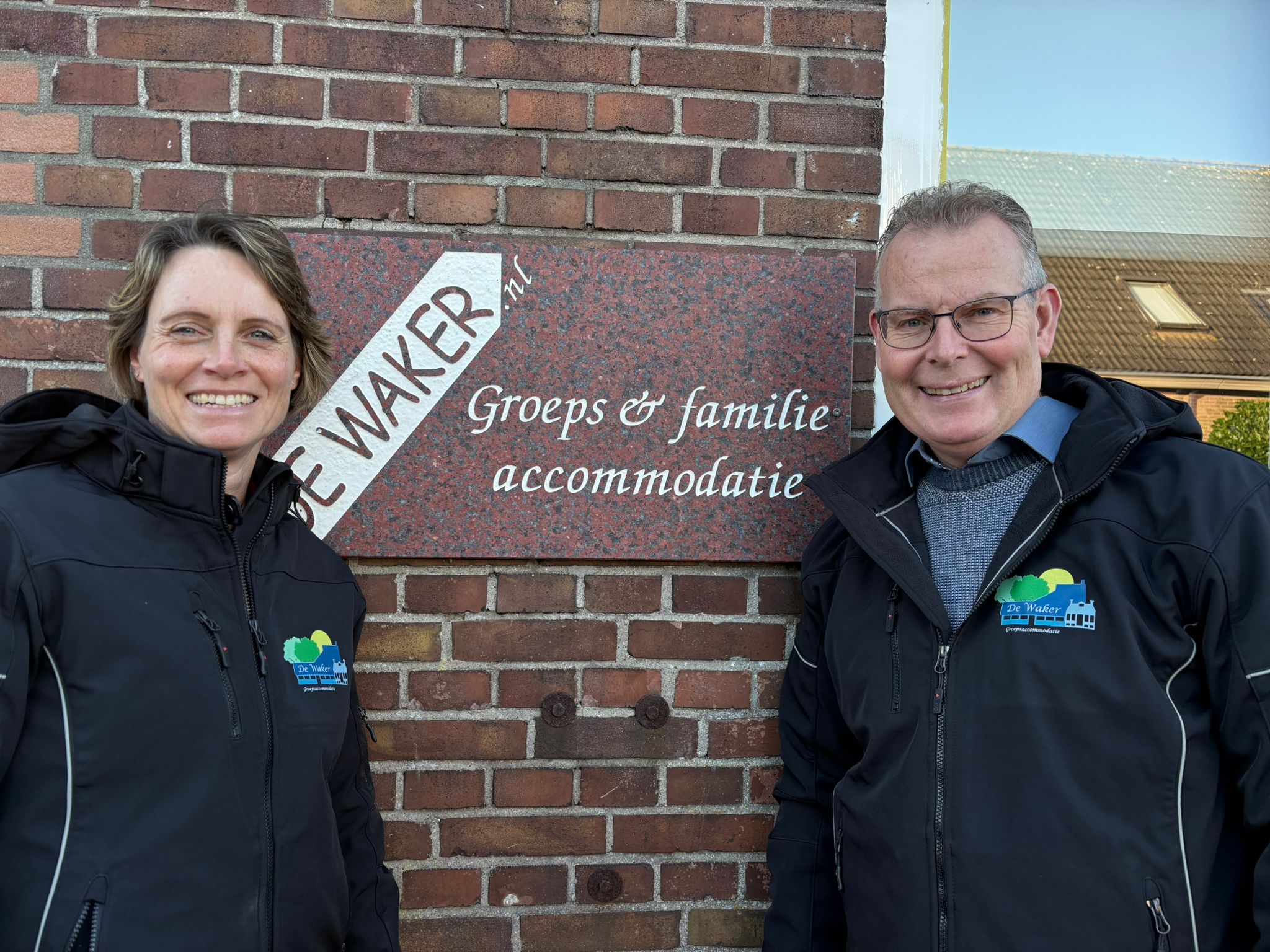Fam Schekman bij Bord van De Waker